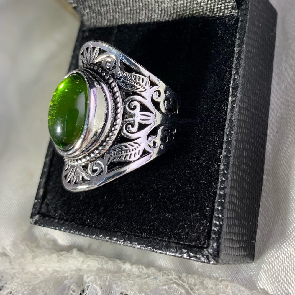 SILVER PLATED GREEN CAB LEAF RING SIZE 8 - Picture 3 of 4